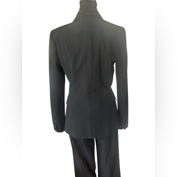 Elie Tahari 2pc. Tailored Suit with Black Detail Striping Size 4 - Picture 7 of 8